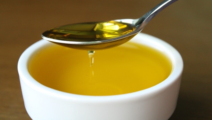 aceite de oliva - remedio natural para que las puertas de madera vuelvan a brillar