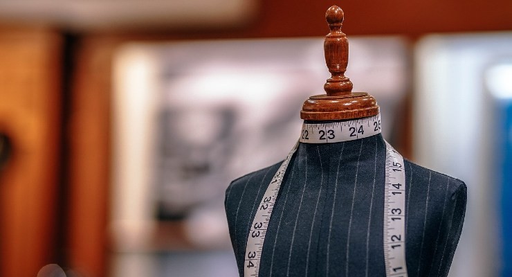 Coser un agujero en el chaleco.