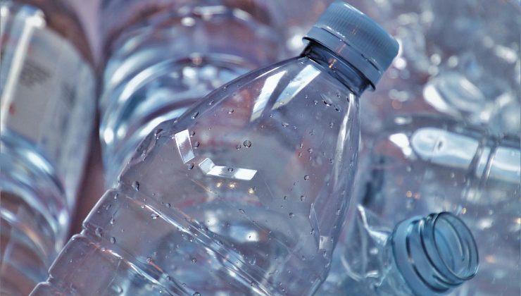 aquí se explica cómo reutilizar botellas de plástico terminadas