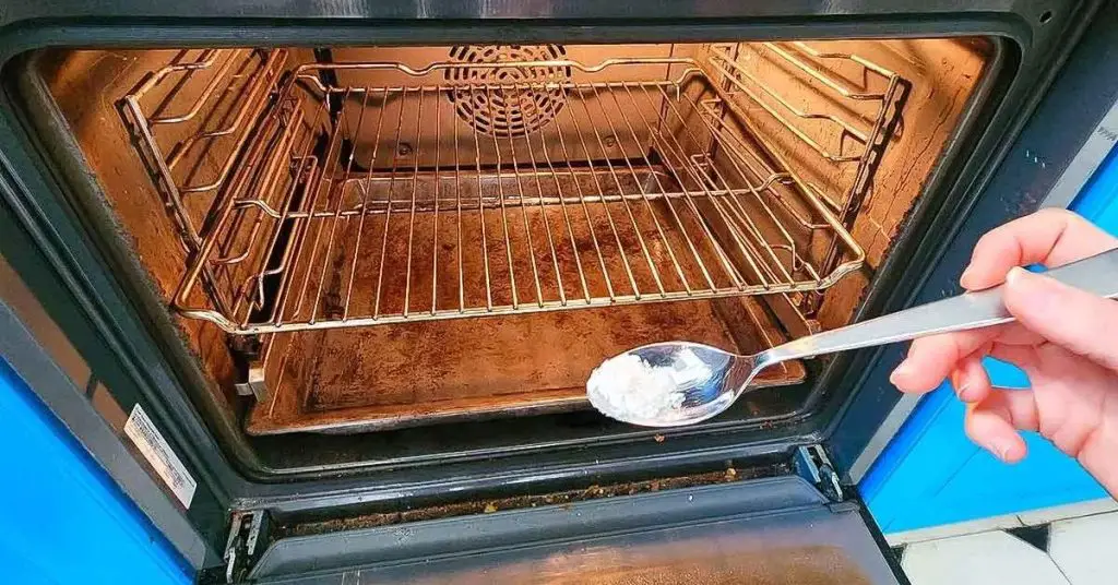 El truco  para quitar la grasa incrustada del horno: no hace falta fregar – Mis Consejos Jardinería