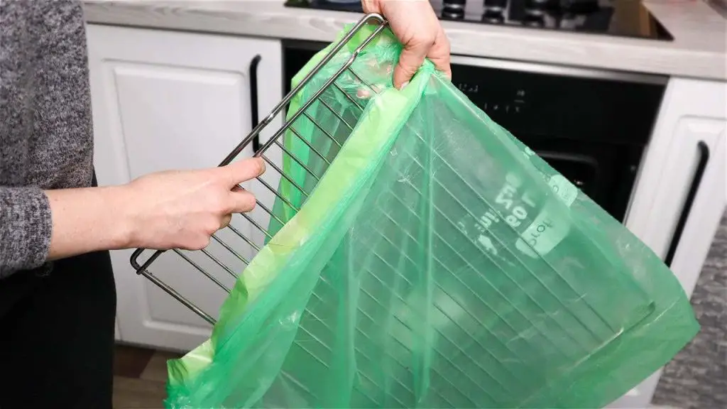 No hace falta fregar, mete la rejilla del horno en una bolsa: parece nueva otra vez – Mis Consejos Jardinería