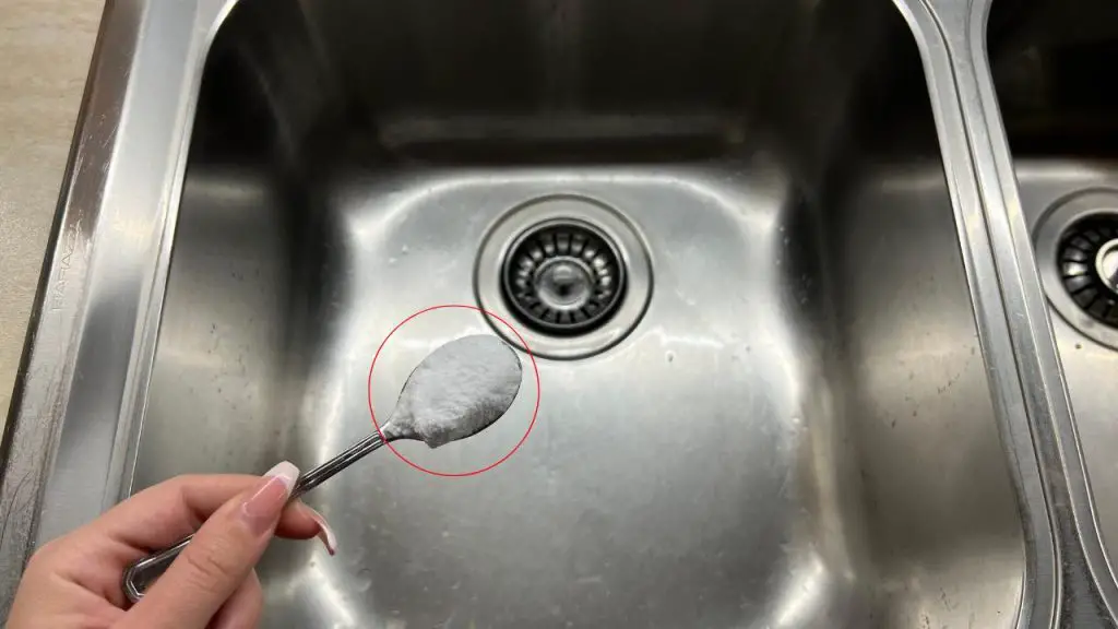 Tira 4 cucharaditas de bicarbonato de sodio en el fregadero: si lo haces resuelves un gran problema – Mis Consejos Jardinería