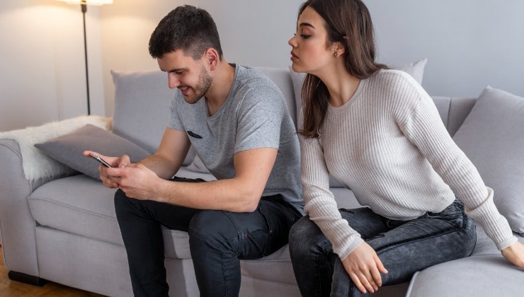 Mujer espía el celular de su novio