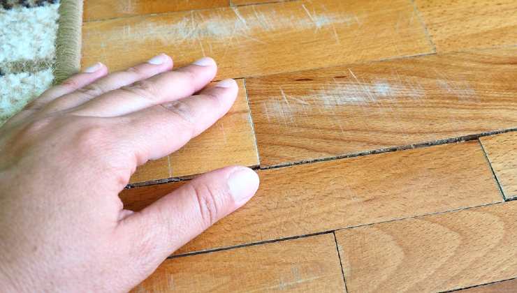 Muebles de madera rayados