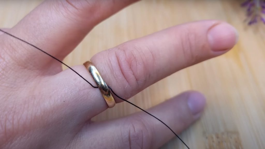 Anillo pegado en tu dedo, con el truco del alambre lo quitas al instante – Mis Consejos Jardinería