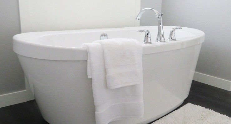 Bañera con piedra caliza