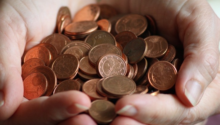 monedas en agua