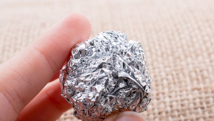 papel de aluminio en el inodoro