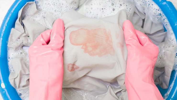 aquí se explica cómo quitar las manchas de la ropa manchada