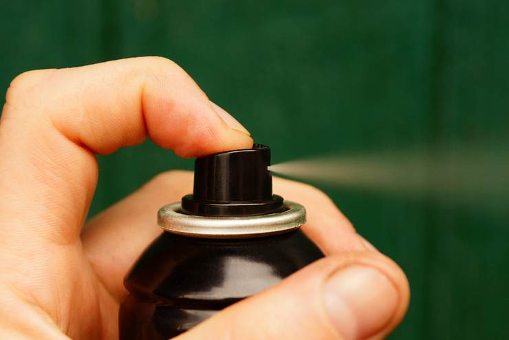 Laca para el cabello en la matrícula