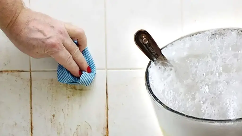 Este potente limpiador natural elimina las manchas de los azulejos de tu hogar. – Mis Consejos Jardinería
