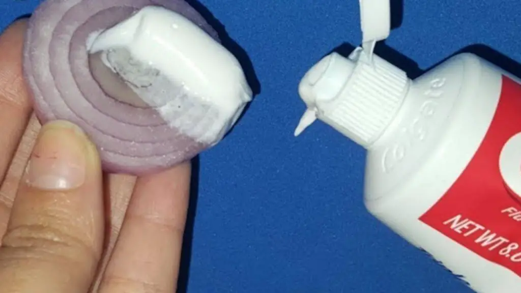 Combina una cebolla con pasta de dientes, este remedio solucionará un problema común – Mis Consejos Jardinería