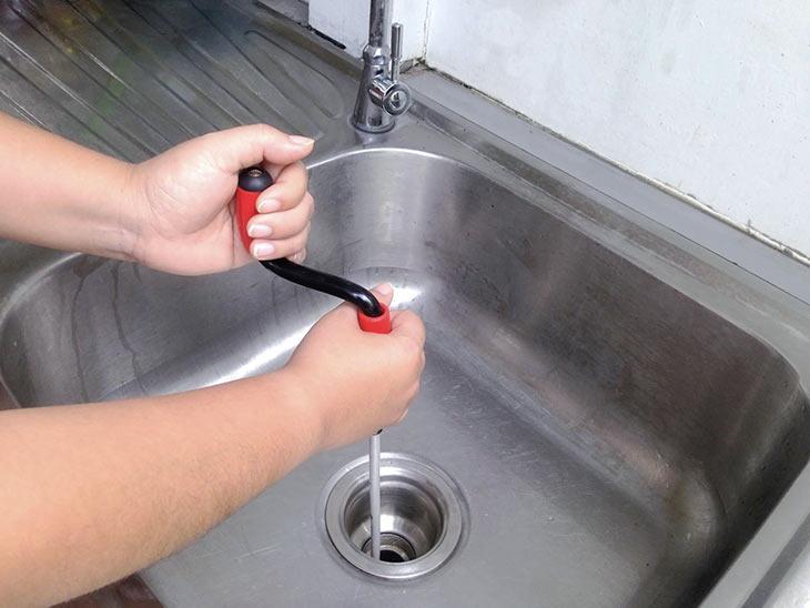 Usando la serpiente de plomería