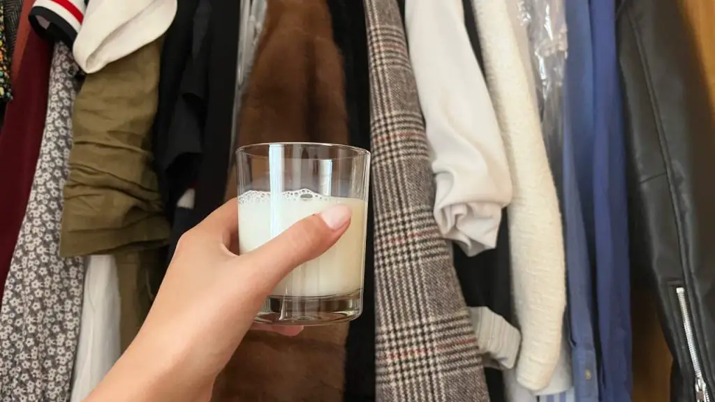 Ponga un vaso de leche hirviendo en el armario: lo que sucede durante la noche – Mis Consejos Jardinería
