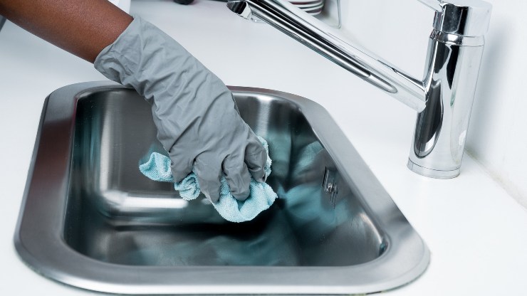 limpia el lavabo