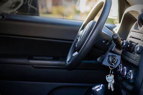 ¿Cómo abrir un coche si olvidas las llaves dentro? – Mis Consejos Jardinería