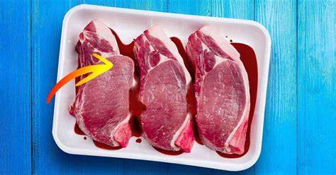 ¿De dónde viene el líquido rojo en el fondo de las bandejas de carne? No, no es sangre. – Mis Consejos Jardinería