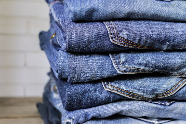 jeans azules en un estante