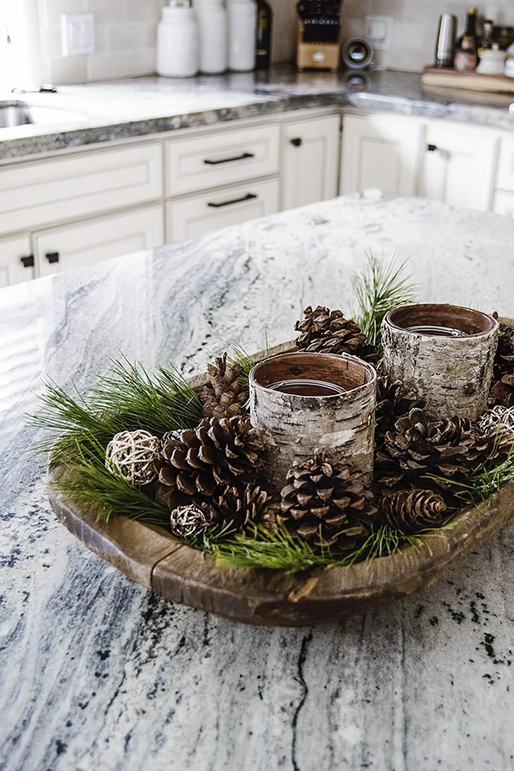Decoración con piñas y corteza