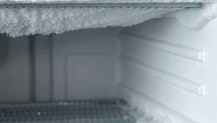 Hielo en las paredes del congelador.
