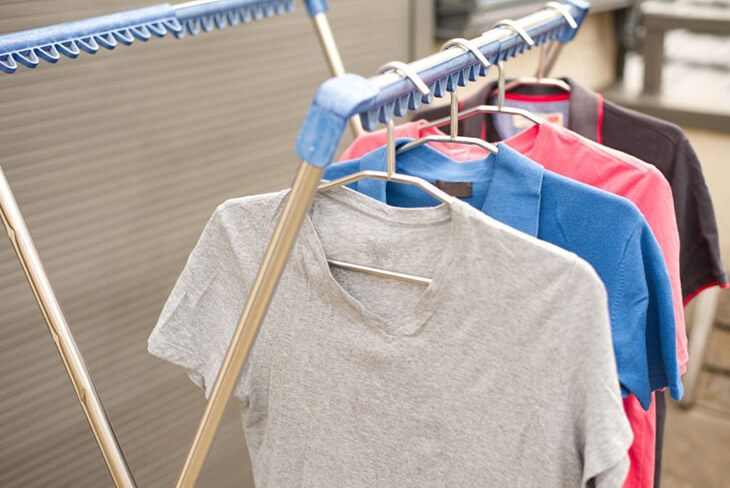 Secar la ropa en perchas