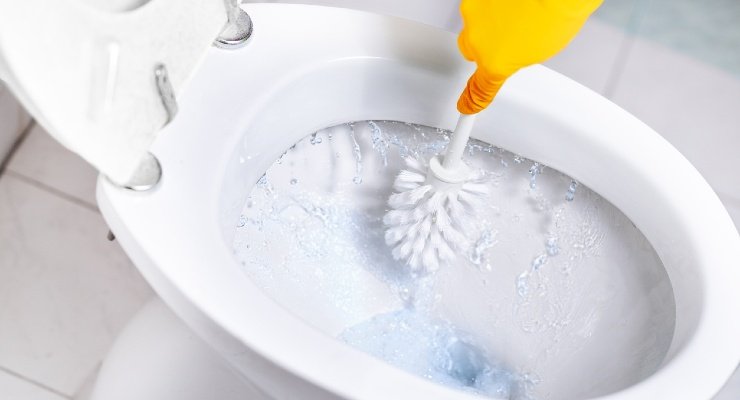 Limpia el baño con estos movimientos