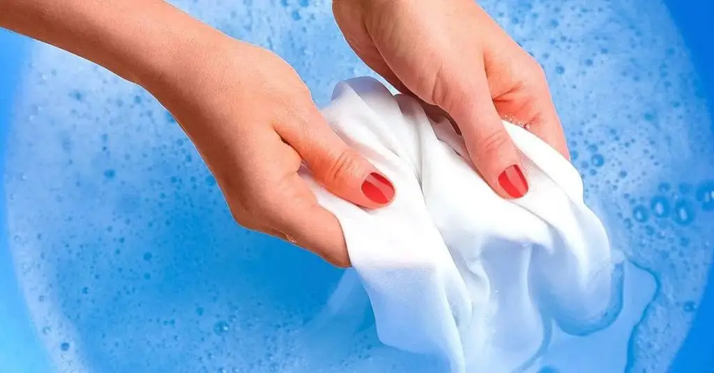 Agrégalo al agua y empapa tu ropa interior en ella. Después de 15 minutos, estarán blancos como la nieve. – Mis Consejos Jardinería