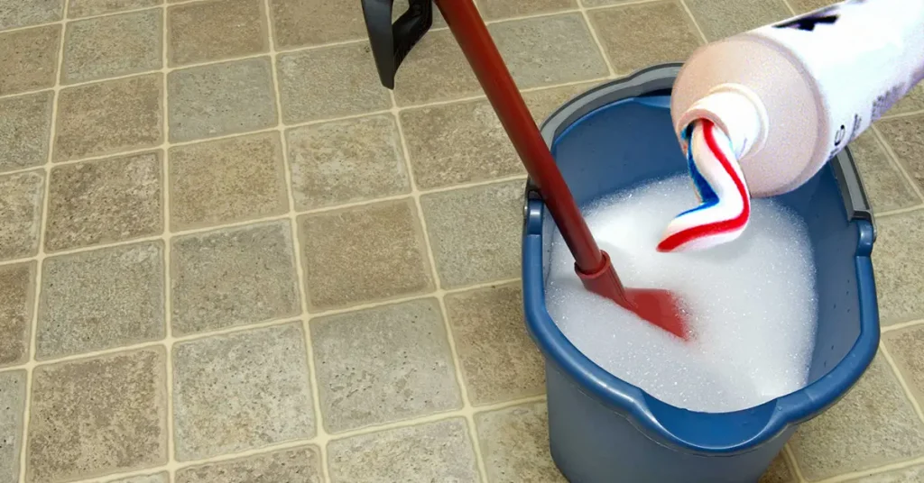 Aquí se explica cómo limpiar el piso con pasta de dientes para que quede limpio y brillante. – Mis Consejos Jardinería