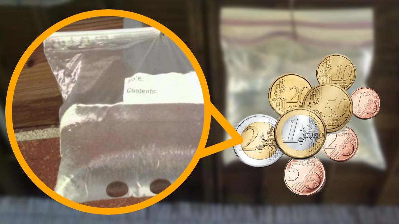 Bolsas de agua y monedas.