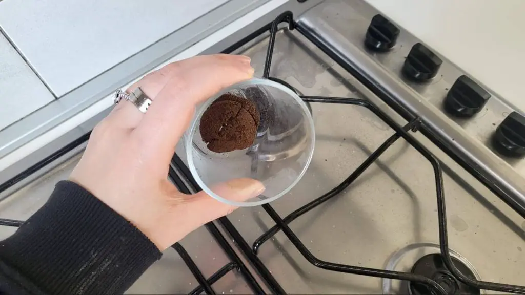 Café molido, extiéndelo sobre la placa: porque mucha gente lo está haciendo últimamente – Mis Consejos Jardinería