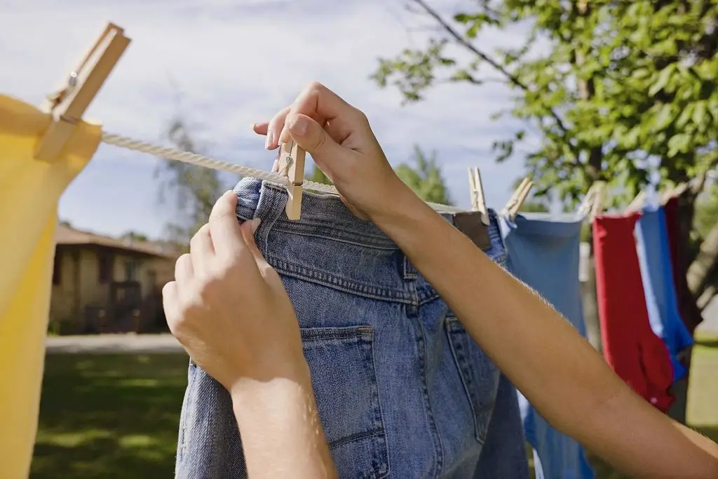 Cómo colgar la ropa para no estropearla y no tener que plancharla – Mis Consejos Jardinería