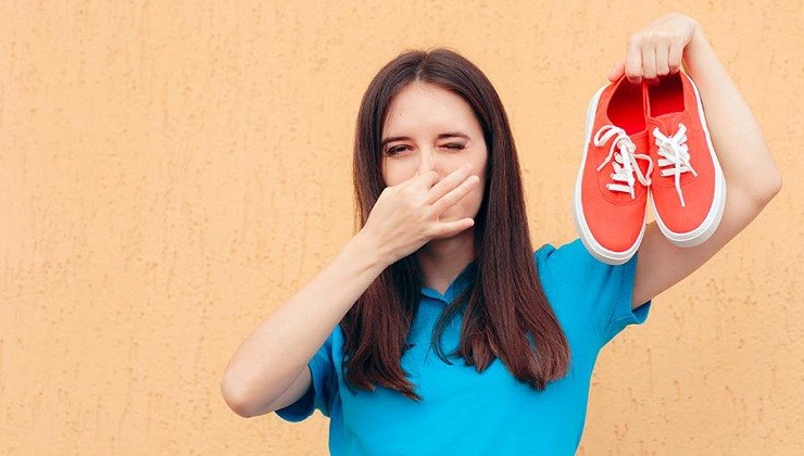 como quitar la humedad de los zapatos