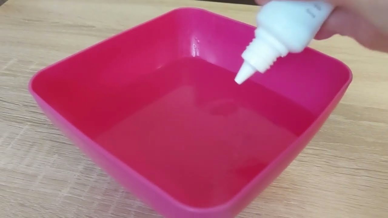 polvo de maquillaje en los muebles