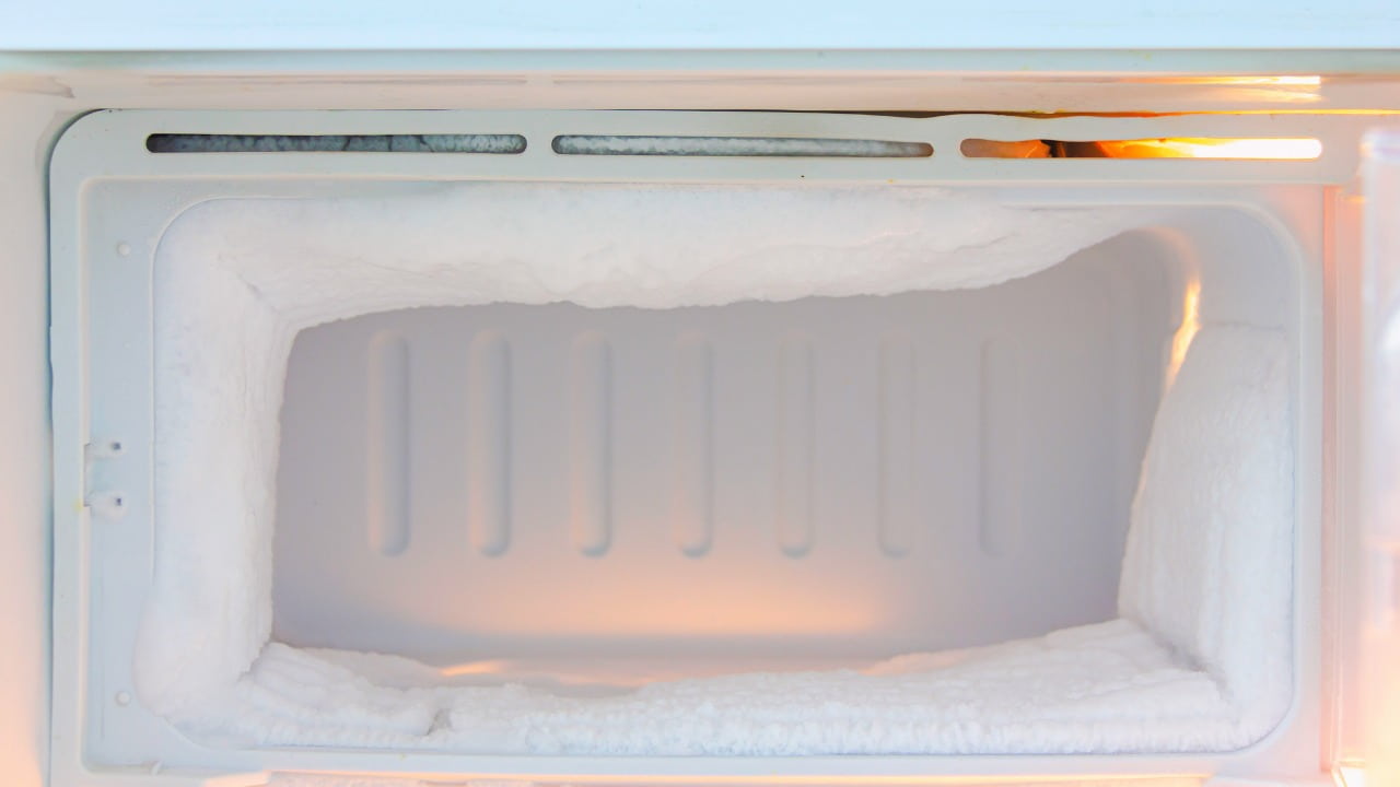 congelador lleno de hielo
