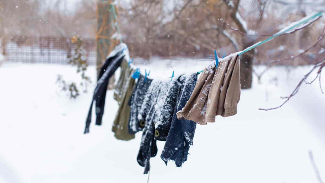 Ropa tendida al aire libre en invierno