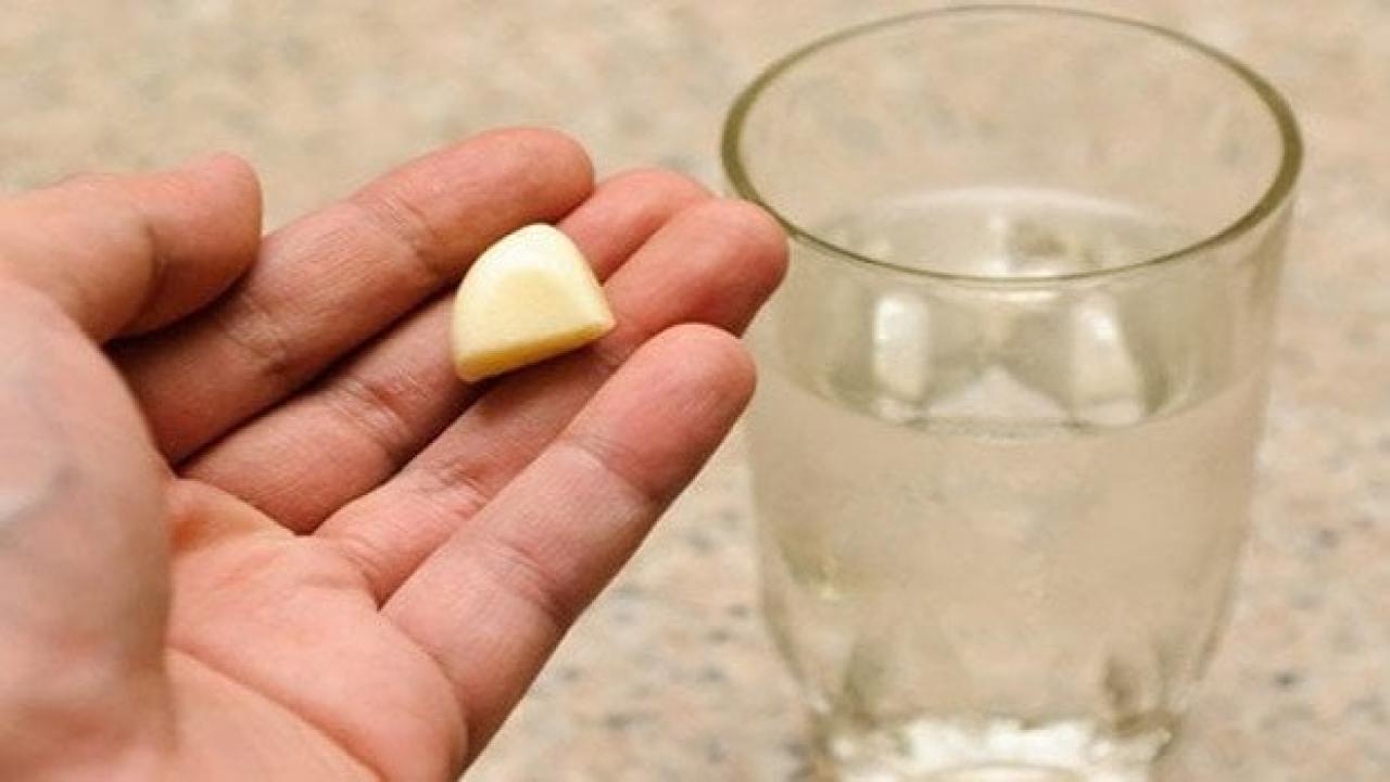 Ajo en el vaso de agua