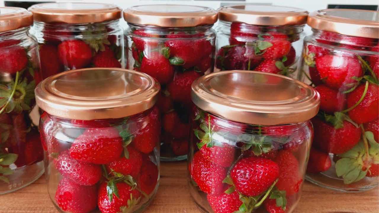 Fresas frescas en un tarro