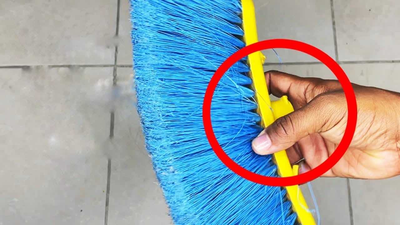 Escoba vieja y arruinada