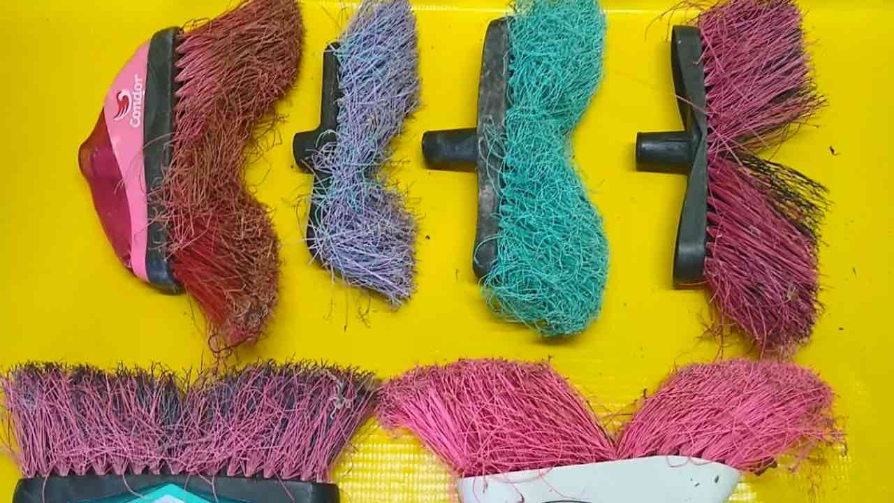 escobas viejas