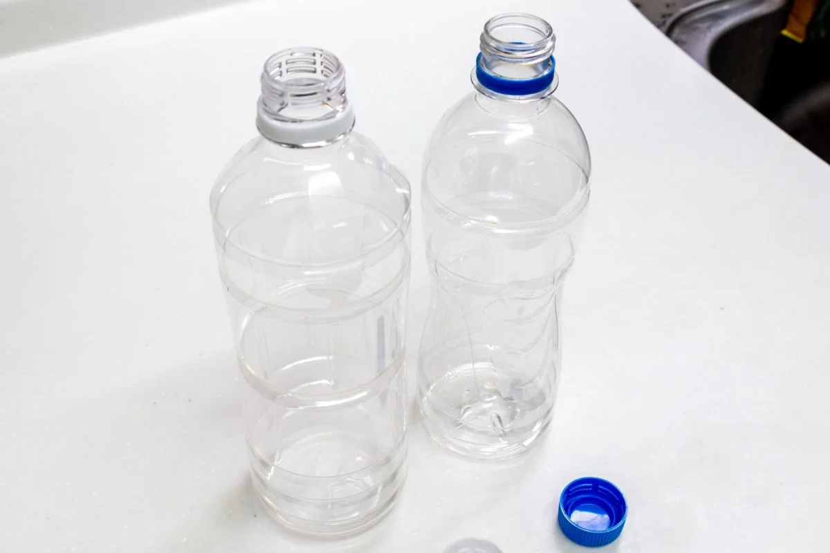 ¡El método definitivo para deshacerse de la humedad en su hogar con una botella! La humedad es la gran preocupación del invierno, pero para eliminarla tenemos a nuestra disposición el truco de la botella. Para todos aquellos de nosotros que queremos ahorrar dinero en nuestras facturas y preservar el planeta de la contaminación, esta solución de coste cero es maná caído del cielo. Gracias a la ayuda de un ingrediente simple siempre presente en la casa, puede evitar la compra de un deshumidificador, que es costoso en sí mismo e impacta en el consumo de energía. Por lo tanto, equípate con una botella de plástico limpia y seca y sigue nuestros consejos. ¡El método definitivo para deshacerse de la humedad en su hogar con una botella! Una vez que hayas recuperado una botella de plástico de al menos 1 litro, córtala con cuidado en dos secciones, de modo que la parte superior, la que tiene el tapón, sea un poco más corta. Imagina que corresponde aproximadamente a 1/3 de la longitud total, para ser claros. Ahora, con un punzón o un cuchillo afilado, taladre pequeños agujeros en la tapa y atorníllelo. Colóquelo sobre la mesa y llene solo esta parte de la botella con sal gruesa. Colócalo en el refrigerador durante la noche. Al día siguiente, colócalo boca abajo sobre la base y colócalo en la zona de la casa más afectada por la humedad. La sal actúa como un catalizador, una esponja para el vapor de agua y lo absorberá, disolviéndose. Esa es la razón de esos pequeños agujeros en la tapa. Una vez licuado, se deslizará hasta el fondo de la botella, pero no podrá evaporarse recirculando el agua absorbida. Cuando veas que se derrite, reemplázalo. Si desea agregar una nota aromática a la habitación, puede agregar unas gotas de aceite esencial de su elección al deshumidificador de su hogar, pero no termina ahí. También hay otros trucos para combatir la humedad. ¡El arroz, por ejemplo, es igual de efectivo! Si alguna vez has mojado un dispositivo electrónico, sabes que dejarlo sumergido en arroz puede solucionar el problema y hacer que se reacondicione. Del mismo modo, una pequeña bolsa insertada en cajones y armarios, atrae las partículas de agua al aire y las retiene, evitando la formación de humedad. Incluso un cuenco lleno, dejado en la mesita de noche o cerca de la cama, combatirá la condensación y te hará dormir profundamente, especialmente si también añades unas gotas de lavanda. O también, el bicarbonato de sodio, protagonista de muchos remedios naturales, es perfecto para deshumidificar habitaciones pequeñas. Llena una taza y déjala en el baño, ¡evitarás la condensación en cristales y espejos! 