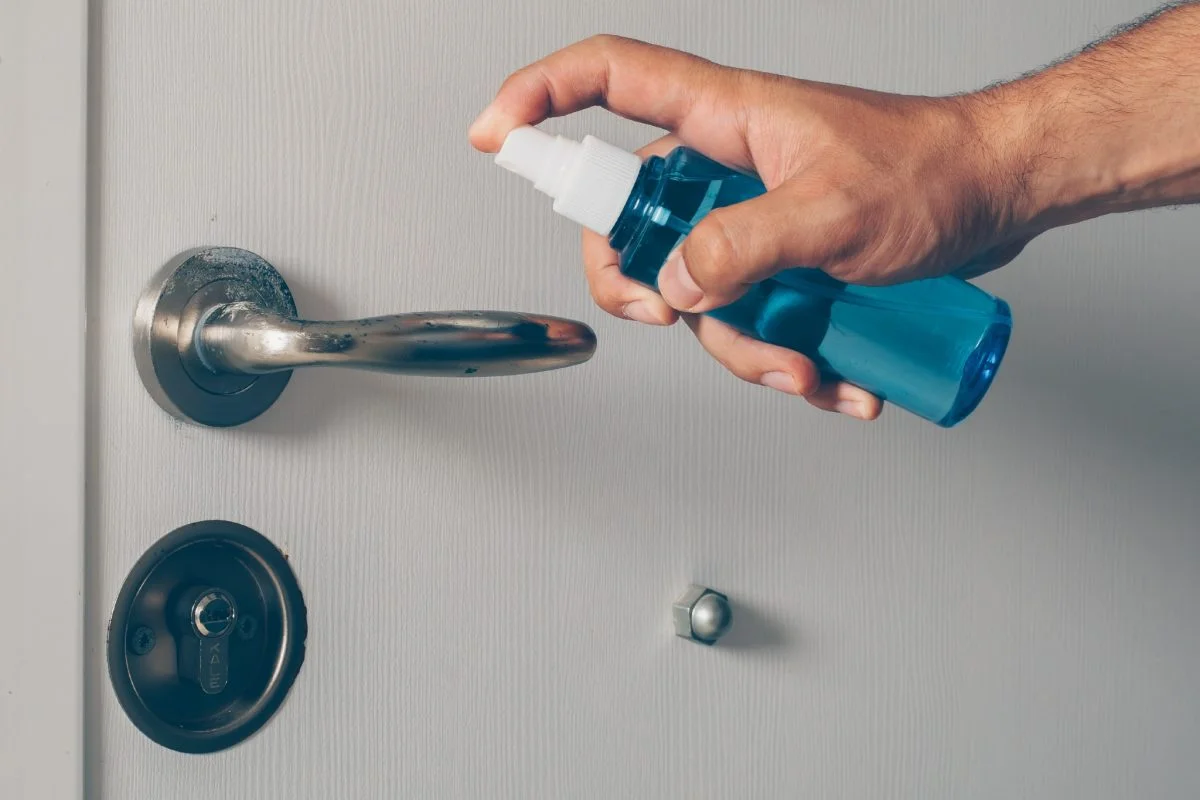 La laca para el cabello en la manija de la puerta nos protege de muchos problemas