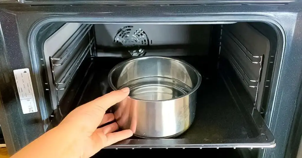 Lleno la sartén y la meto en el horno. La suciedad se desprende de las paredes y la rejilla por sí sola. – Mis Consejos Jardinería