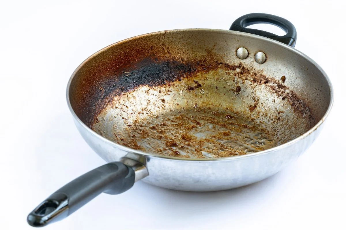 Olla quemada: ¡recupérala en un minuto con este truco infalible!