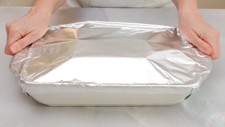 Bandeja para hornear cubierta con papel de aluminio.