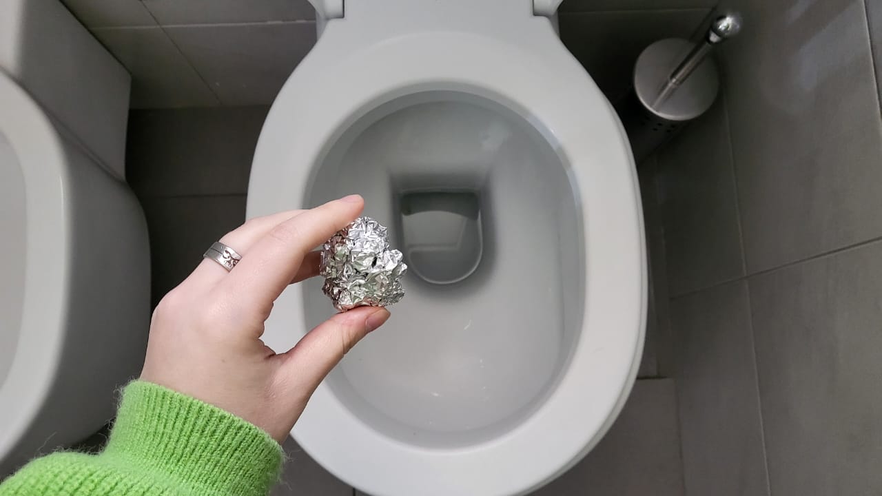 Papel de aluminio en el inodoro