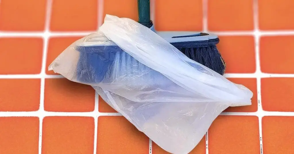 Ponle una bolsa de plástico a la escoba y dile adiós a la aspiradora y a la escoba – Mis Consejos Jardinería