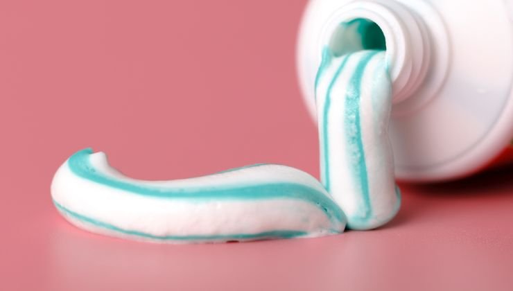 Pasta de dientes en papel higiénico