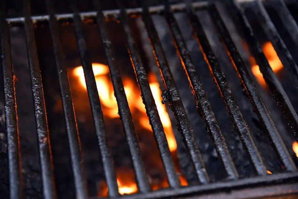 Si ha utilizado una parrilla de barbacoa y está cubierta de grasa, límpiela así – Mis Consejos Jardinería