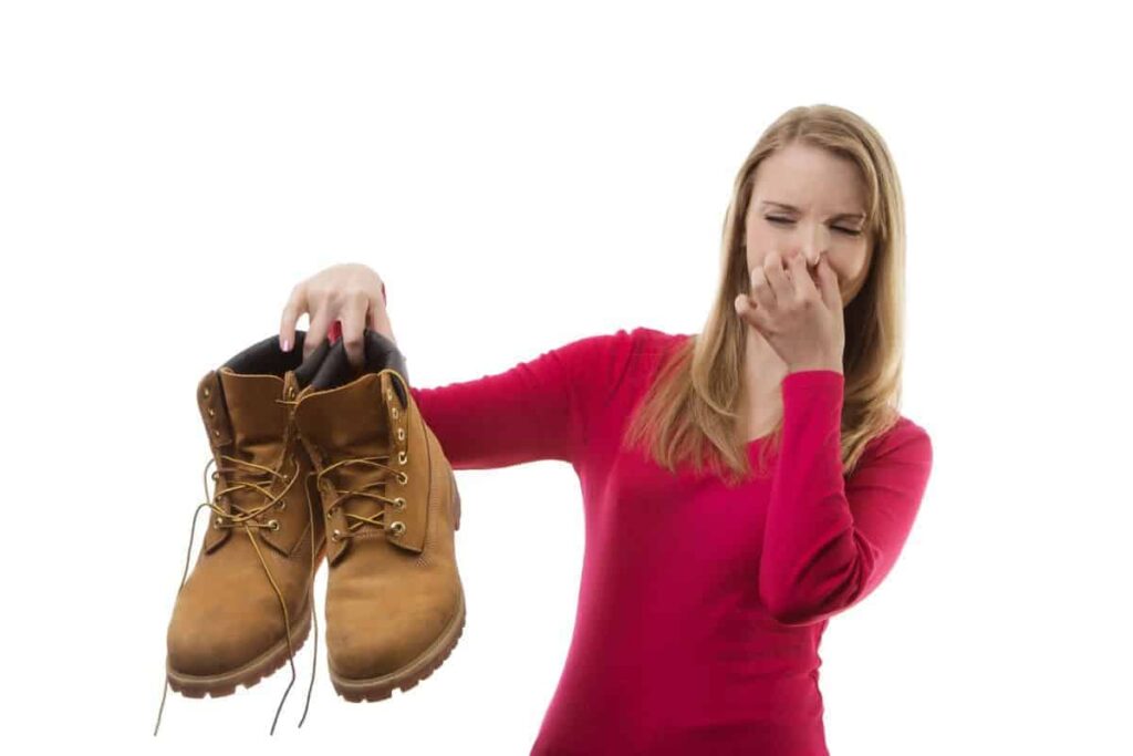 Si tus zapatos apestan, aquí te mostramos cómo limpiarlos y perfumarlos con el maquillaje de la abuela – Mis Consejos Jardinería