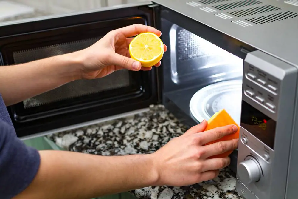 Solo necesitas un limón para limpiar perfectamente tu horno microondas – Mis Consejos Jardinería